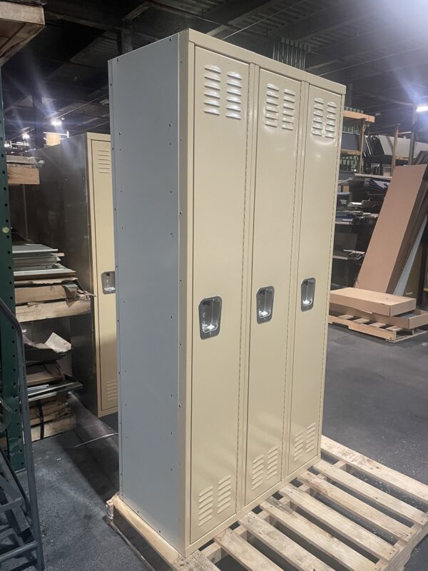 Brand new 3-wide single tier metal lockers 12x18x72