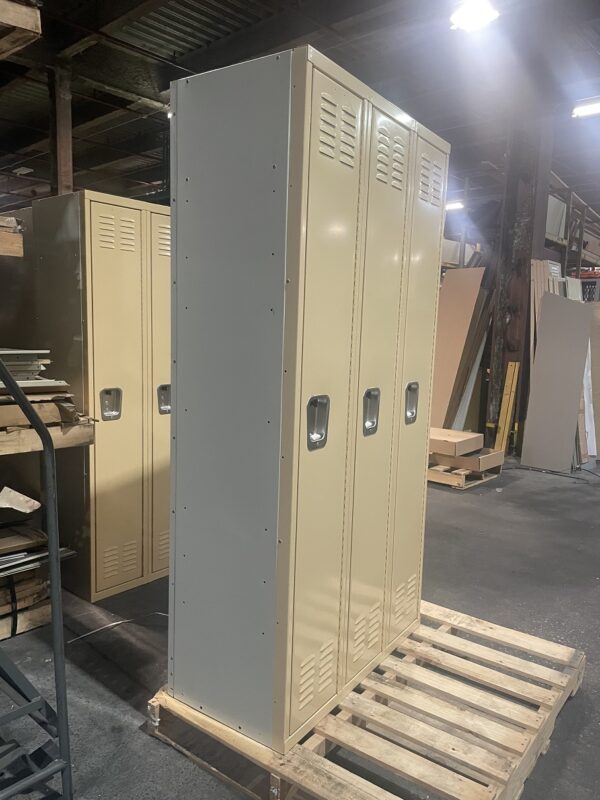 Brand new 3-wide single tier metal lockers 12x18x72